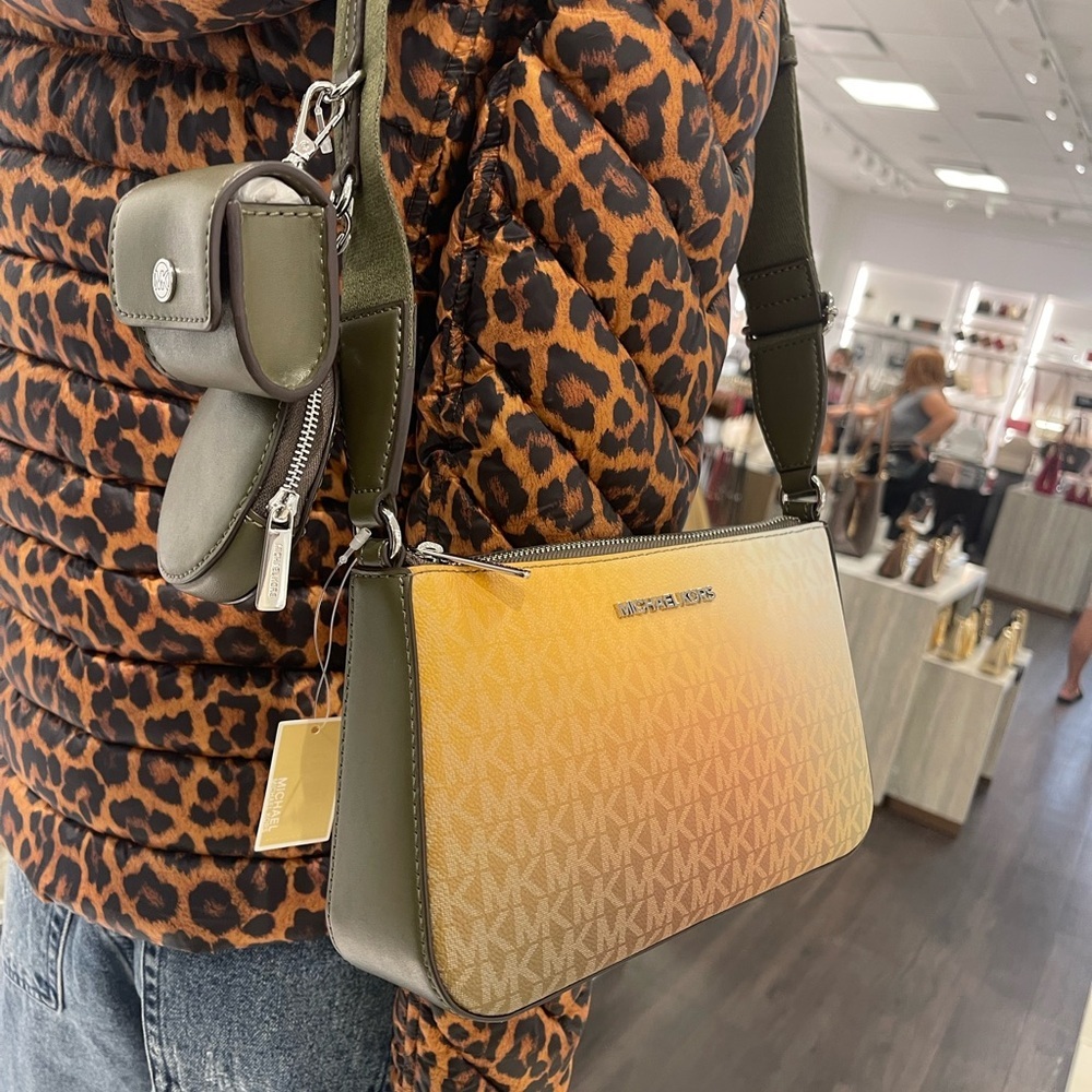 MICHAEL KORS Jet Set Sm Ombré Signature Logo Crossbody Case Apple Airpods Pro® - Picture 11 of 16